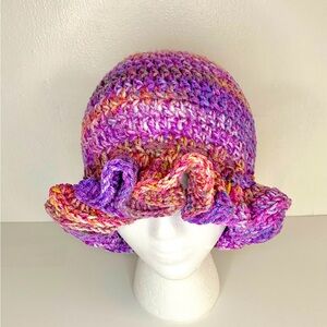 Crochet bucket hat with wavy brim